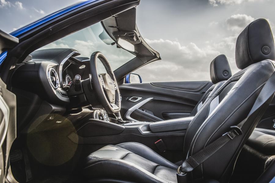 Интерьер Chevrolet Camaro Convertible 2016 года  (JP) (фото 5 из 7)